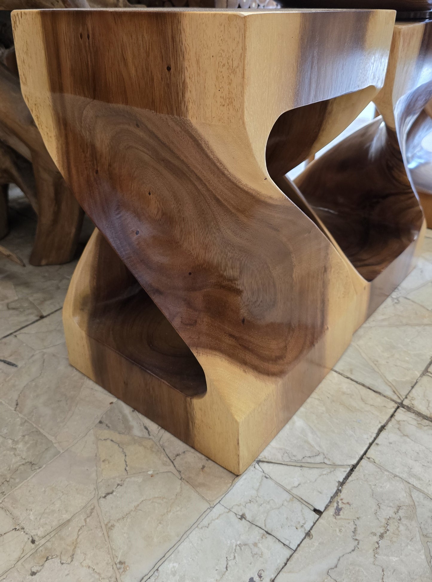 Tabouret MENARI en bois de Suar