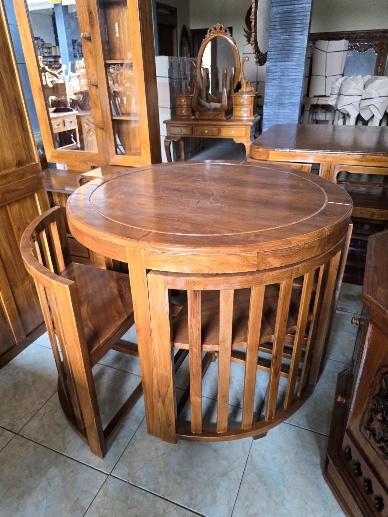 Dining table 'Menghemat Ruang'